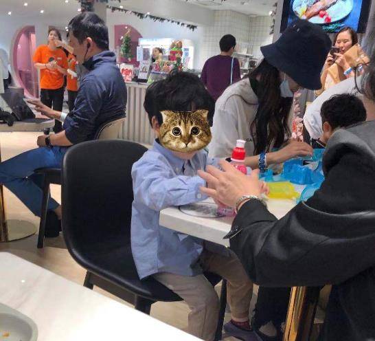 正脸庆3岁生日,小海绵鼻子高挺皮肤雪白萌态十足_黄晓明_网友_照片