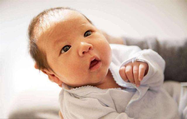 宝宝出生时，医生第一时间报“几斤几两”，是在暗示什么吗？