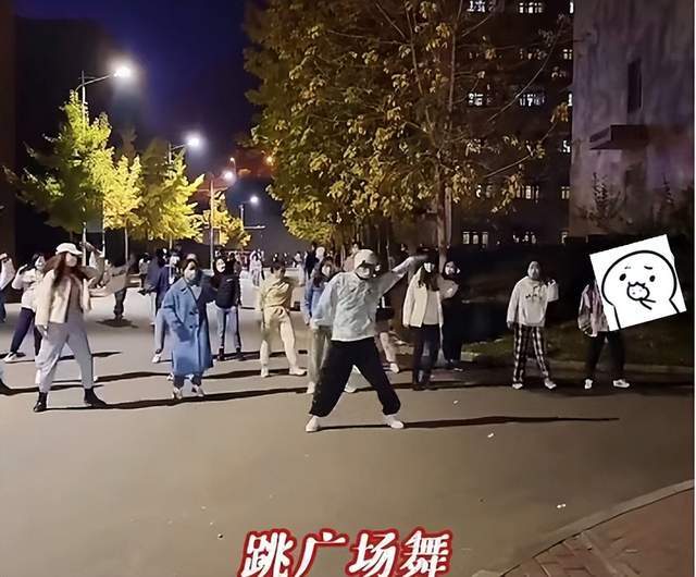 大学生封校后的生活，一个个开始秀花样，网友：像极了退休的生活