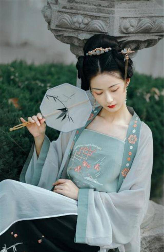 美妇人对于丈夫的话,不满等瞪了一眼,李初一马上就