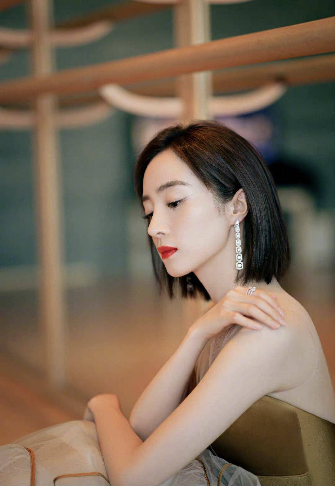 原创胡冰卿抹胸鎏金纱裙亮相活动搭配干练短发优雅又惊艳超吸睛