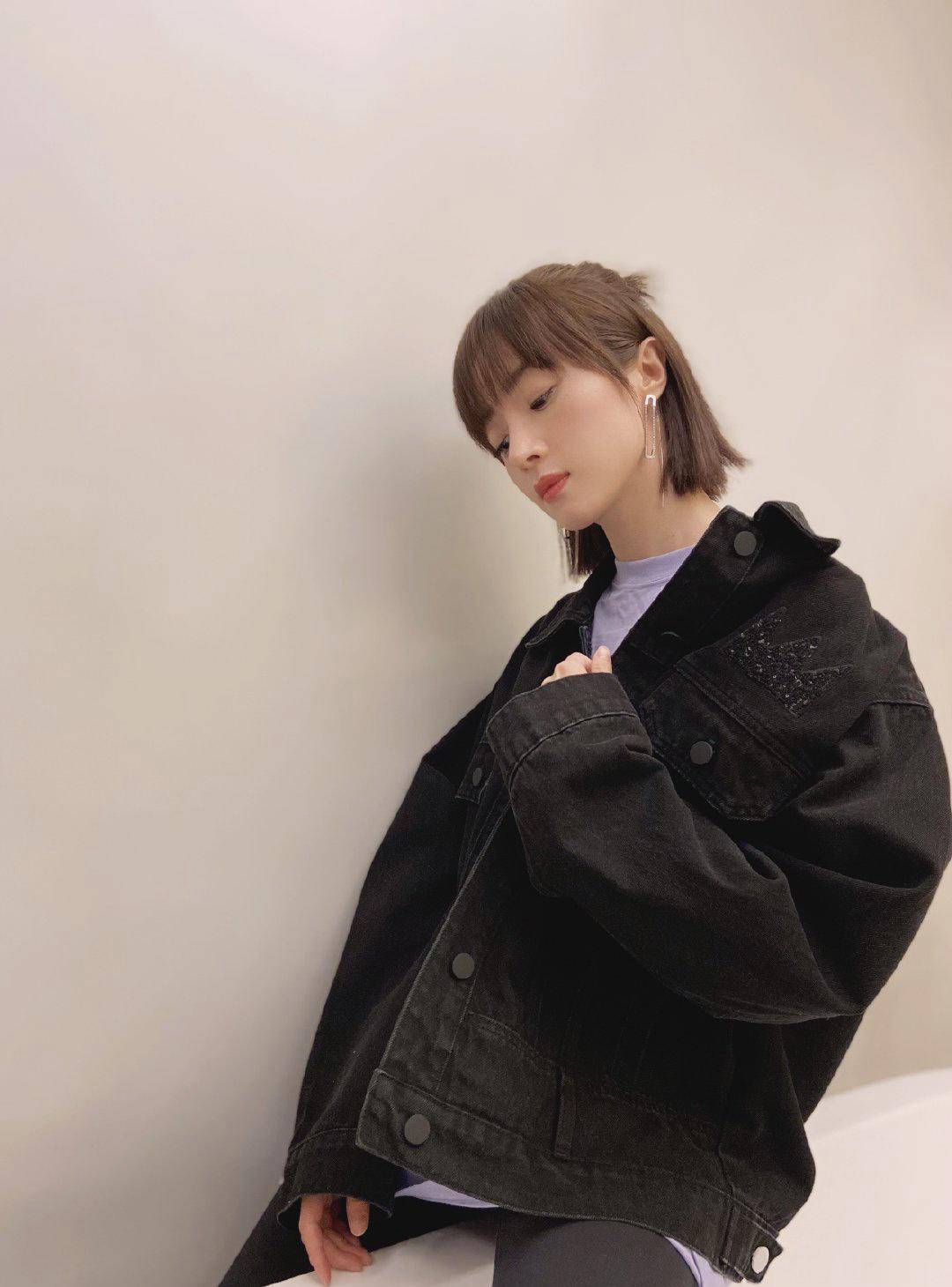 原创胡冰卿抹胸鎏金纱裙亮相活动搭配干练短发优雅又惊艳超吸睛