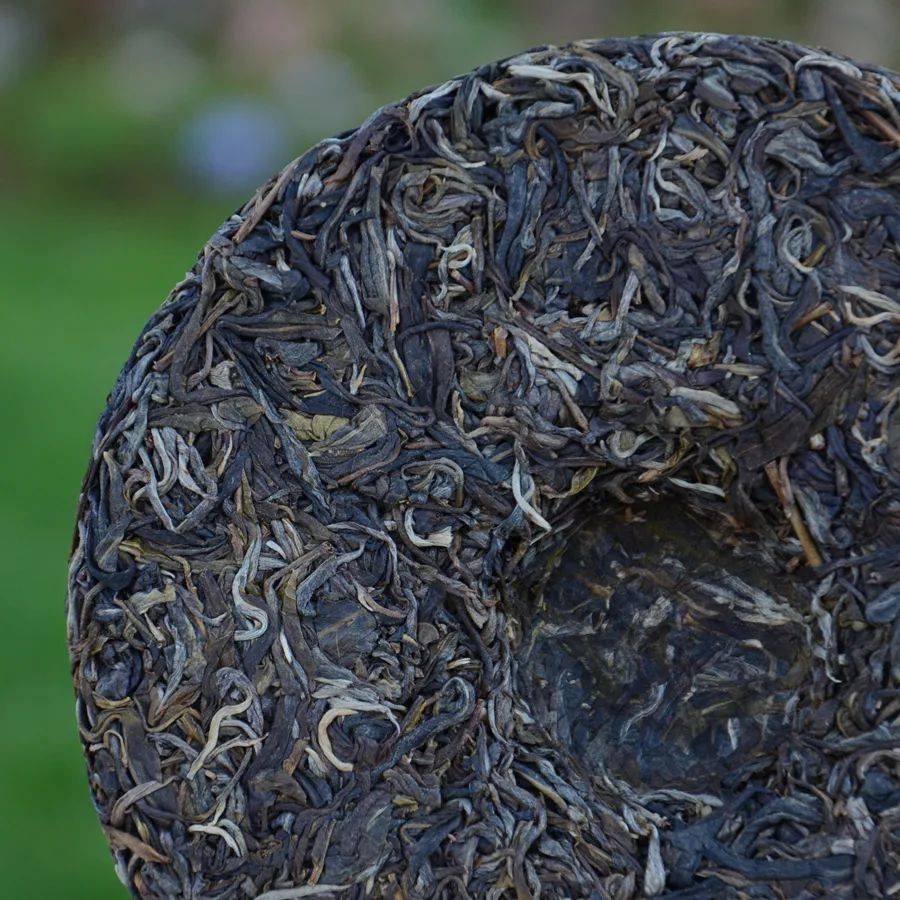 【产品简介】采用易武麻黑村核心产区百年大叶种古树茶鲜叶为原料经高