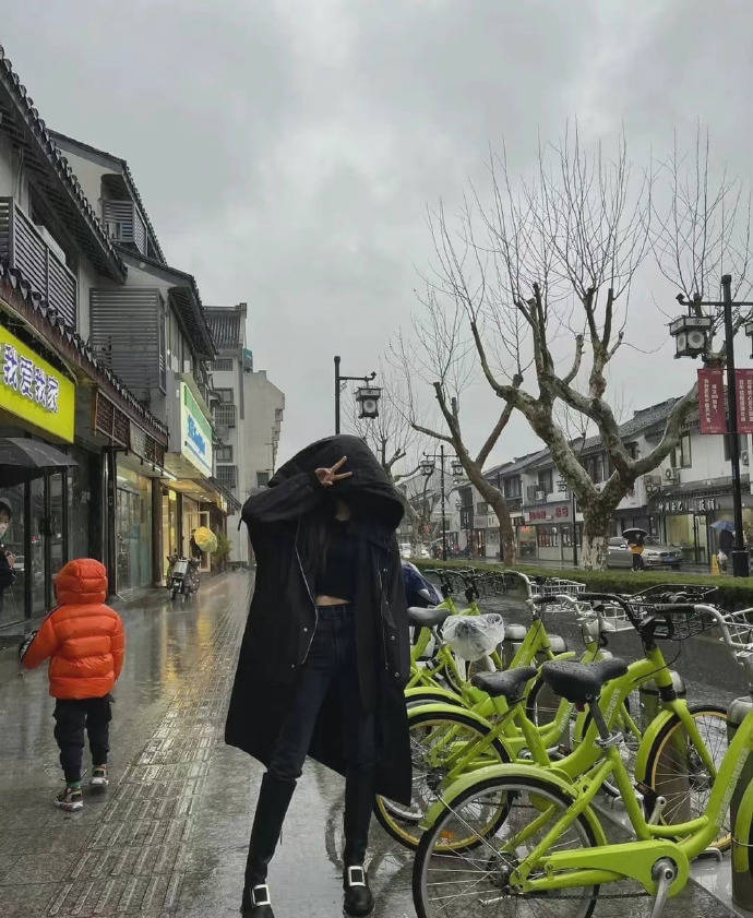 杨颖学杨幂自拍不露脸穿露脐装配紧身裤却没她那么长的美腿
