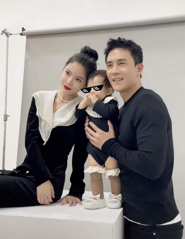 原创杜淳一家三口拍写真夫妻同框如两代人女儿皮肤白皙超可爱