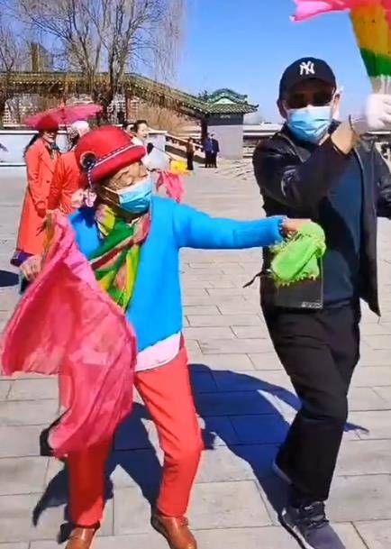 原创后悔了85岁马玉琴去跳舞李玉成戴2层口罩墨镜不敢露全脸