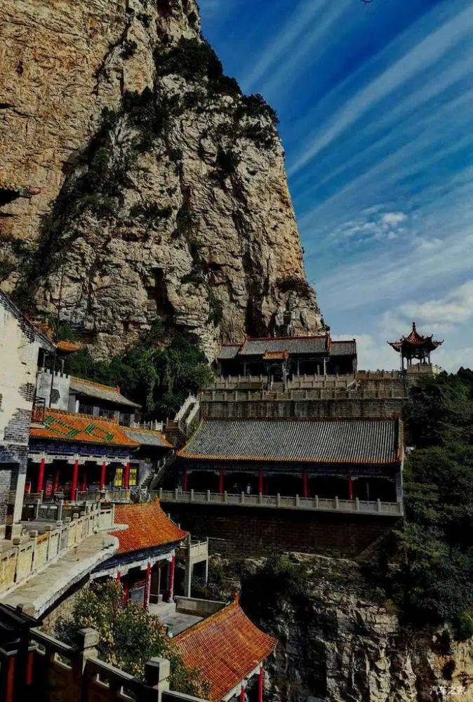 除了唐代回銮寺之外,东汉古刹铁瓦寺,三国曹魏抱腹寺,北魏鸾公岩等