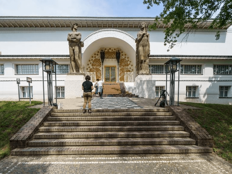 施塔特市的制高点玛蒂尔德高地上,由黑森大公路德维希创建于1897年