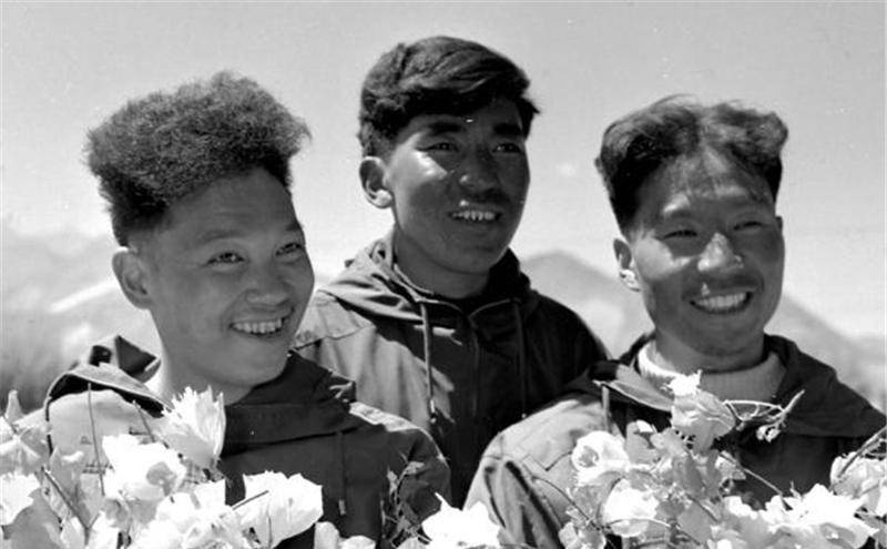 中国最早登顶珠穆朗玛峰的4名英雄，他们人生命运如何？