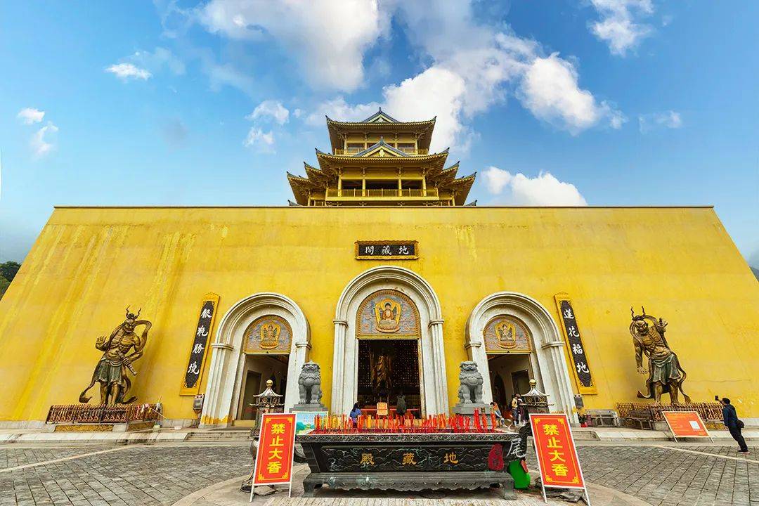 地藏阁里,一座与三层楼同高的地藏王菩萨像,坐落在正中央.