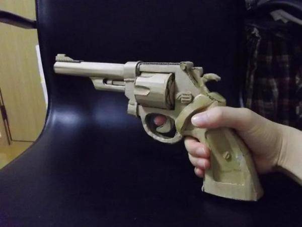 左轮手枪(图片来源:kultt)突击步枪(图片来源:kultt)参考资料画册与