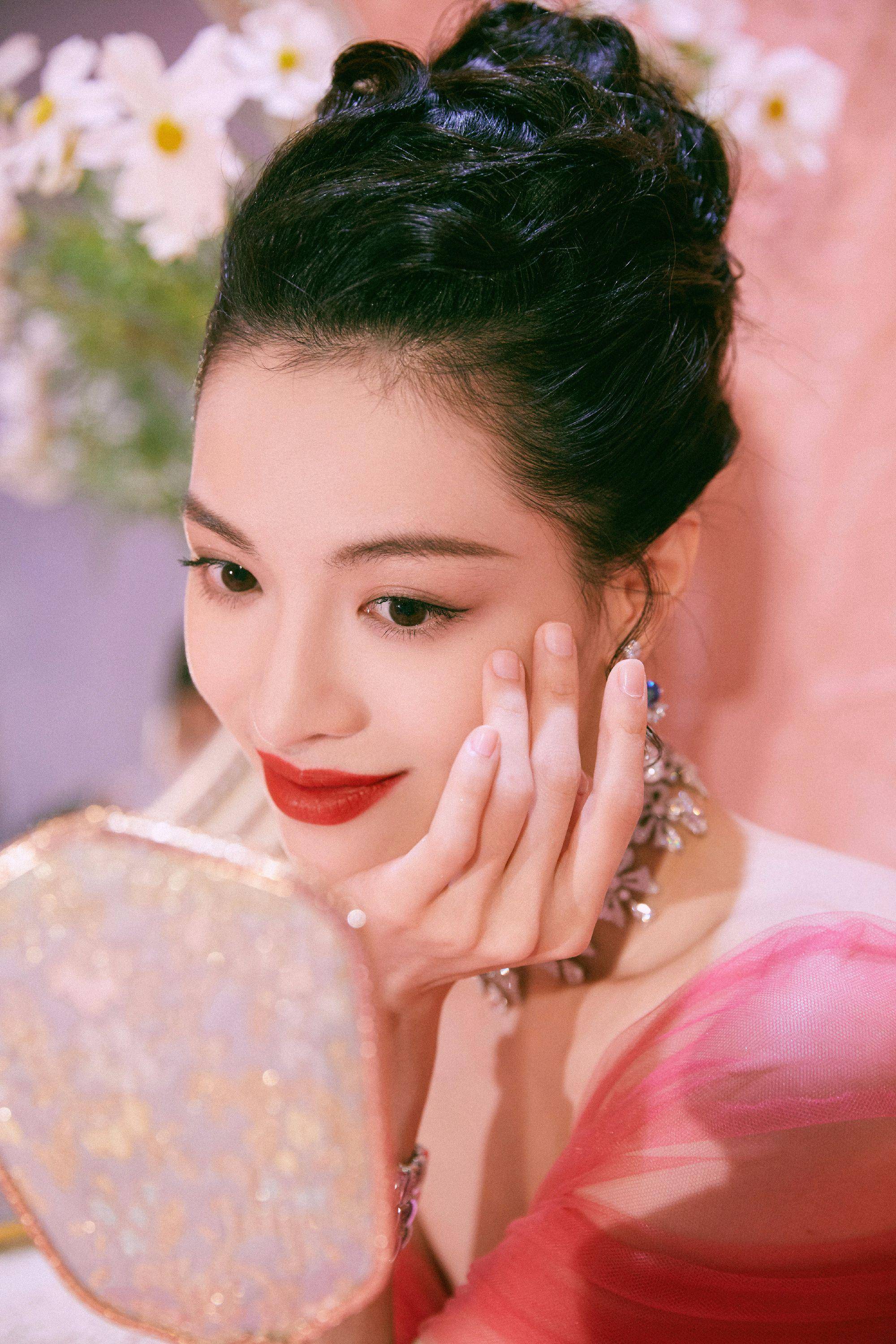 钟楚曦气质太好了吧玫红色礼裙配蓝珠宝耳环化身法式女郎