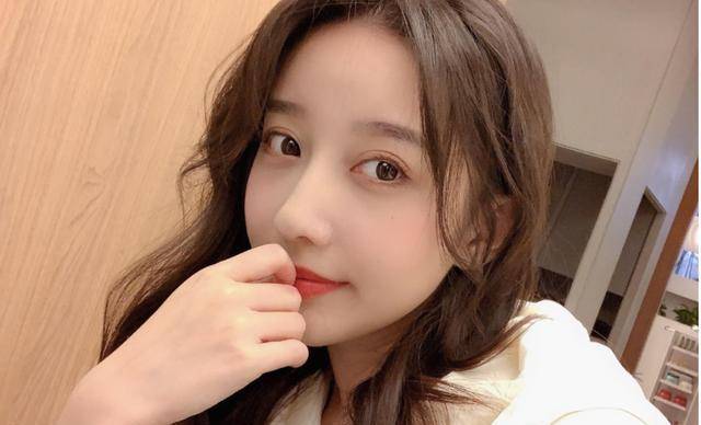 其实除了优质的外在条件之外呢,陈梦瑶本人也是实力非凡,毕业于南京