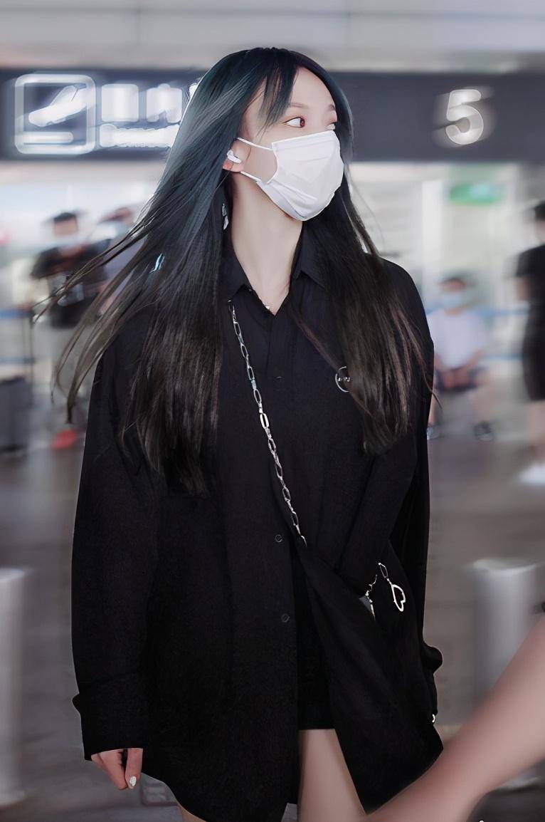 程潇的私服样式可盐可甜,上身穿了一件中长款衬衫,修身版型显腰身,下