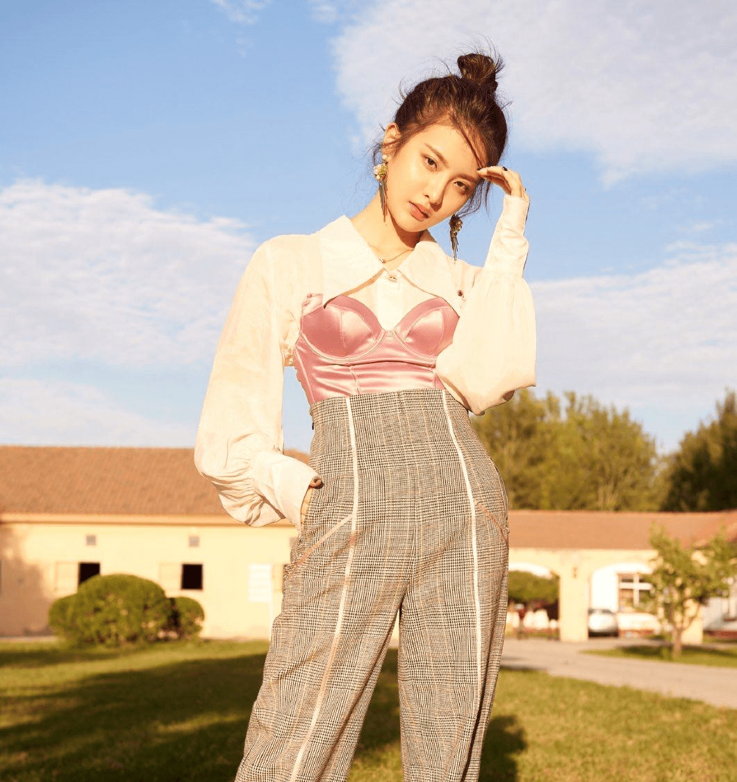 赖雨蒙好敢穿白衬衫配阔腿裤还要罩一件抹胸却格外时髦