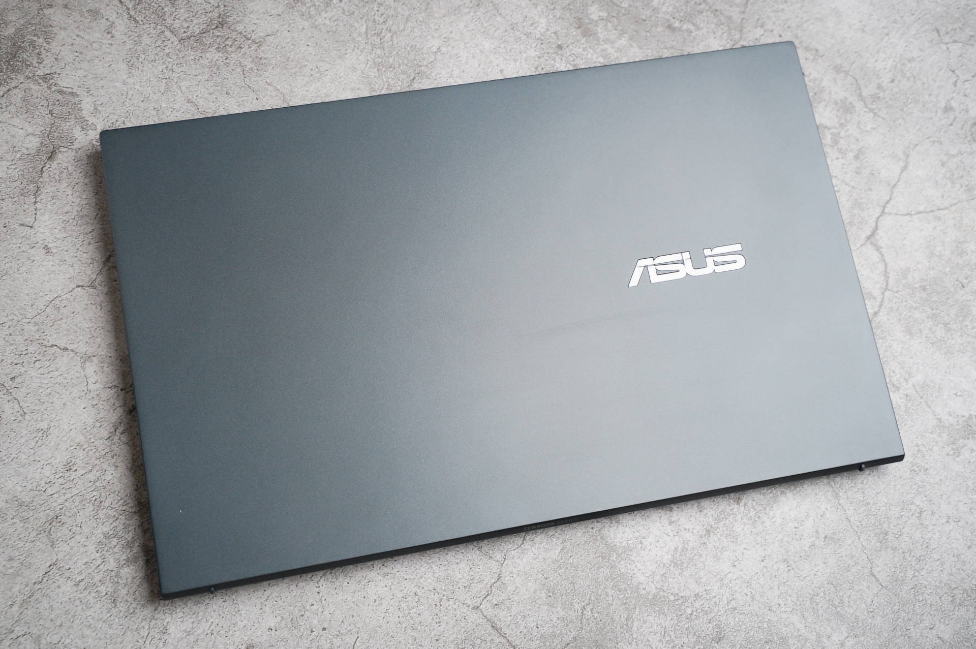 四两拨千斤华硕灵耀x凌锋一台只有950克的实力轻薄本