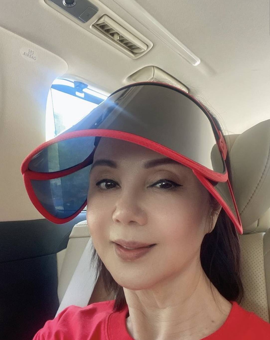 原创谢玲玲带外孙外出游玩四野无人仍戴口罩曾确诊至今仍心有余悸