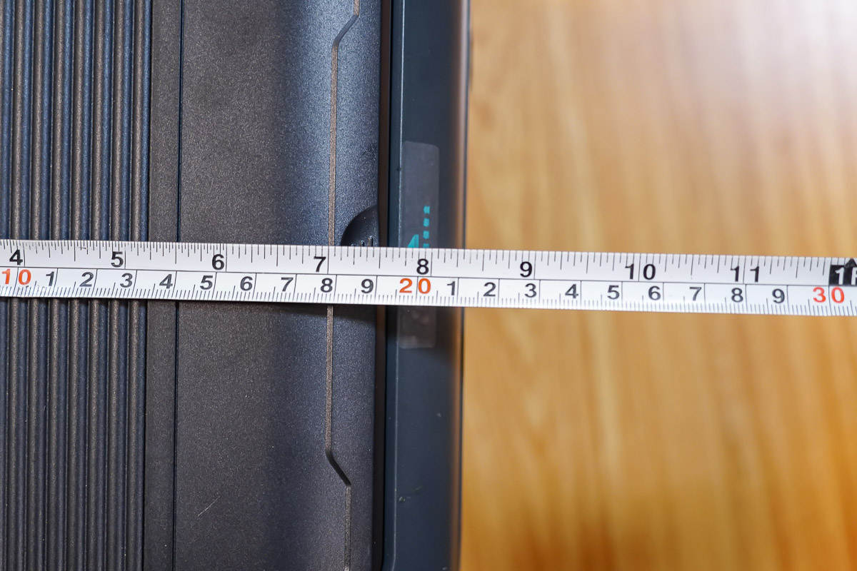 宽度约为21cm。高度约为26cm。不带线材的重量约为12.1kg。加上线材的重量约