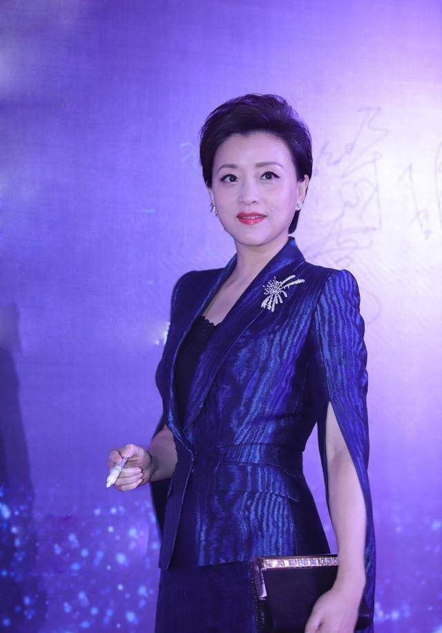 原创51岁杨澜气质真好白色西装配波点裙端庄优雅短发气质好出众