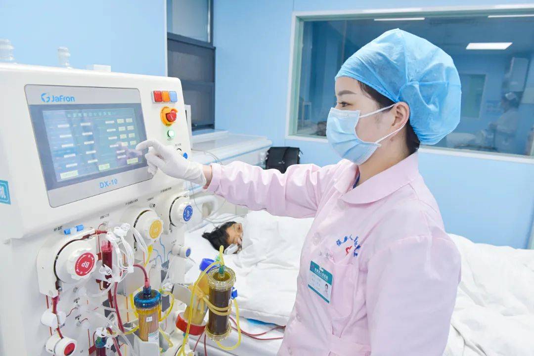 保康县人民医院成功实施首例人工肝人工肾联合治疗cpfa