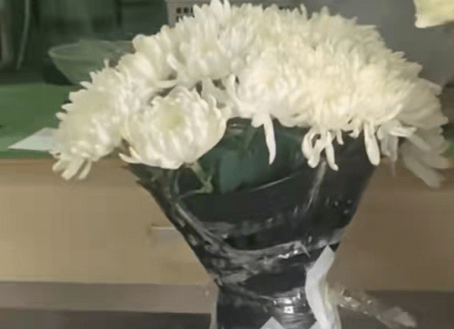 原创清明节当天女生收到来自前男友的礼物网友祭奠死去的爱情