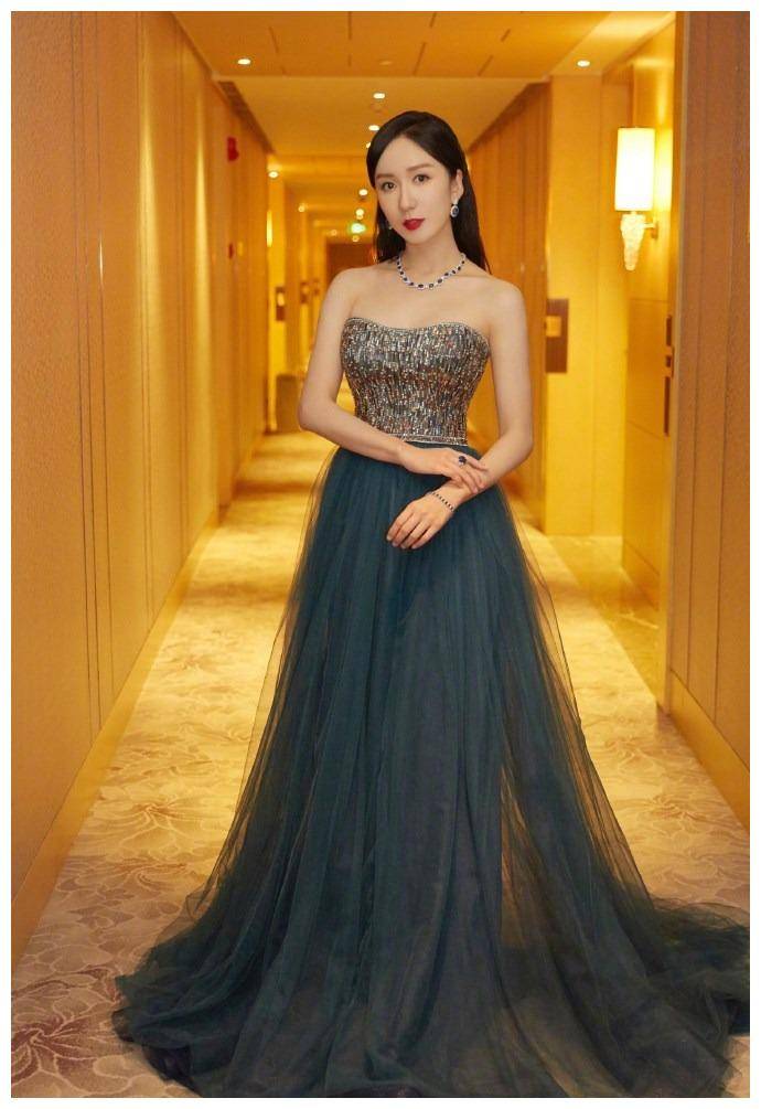 拥有傲娇身材的娄艺潇穿起抹胸拖地礼服裙十足的性感诱惑