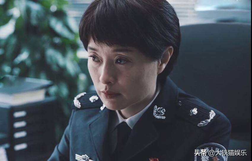 她刚出场时一身得体警服,说话云淡风轻,办事干脆利落,既有久经职场的