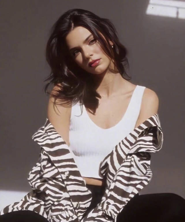 詹娜观战布克缺席的太阳,最美女詹密出圈_兜兜_1_nba