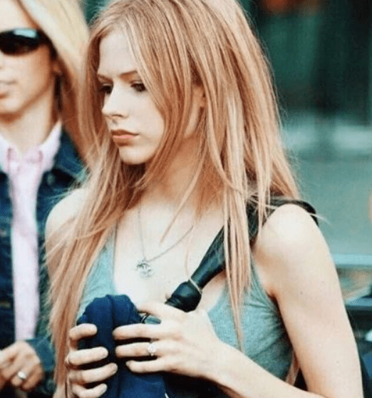 艾薇儿戴超大钻戒抵达工作室,网友都在等官宣!_媒体_经典_mod