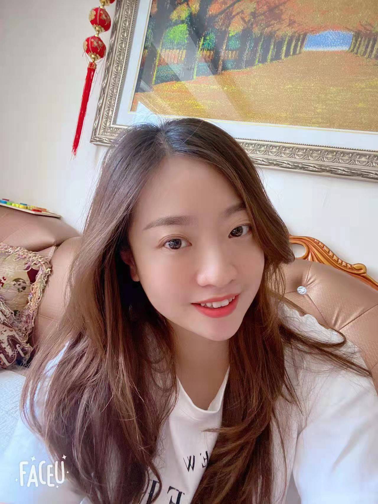 王迎亚生活照身穿防护服,脸罩护目镜,全副武装的她每天穿梭各个小区