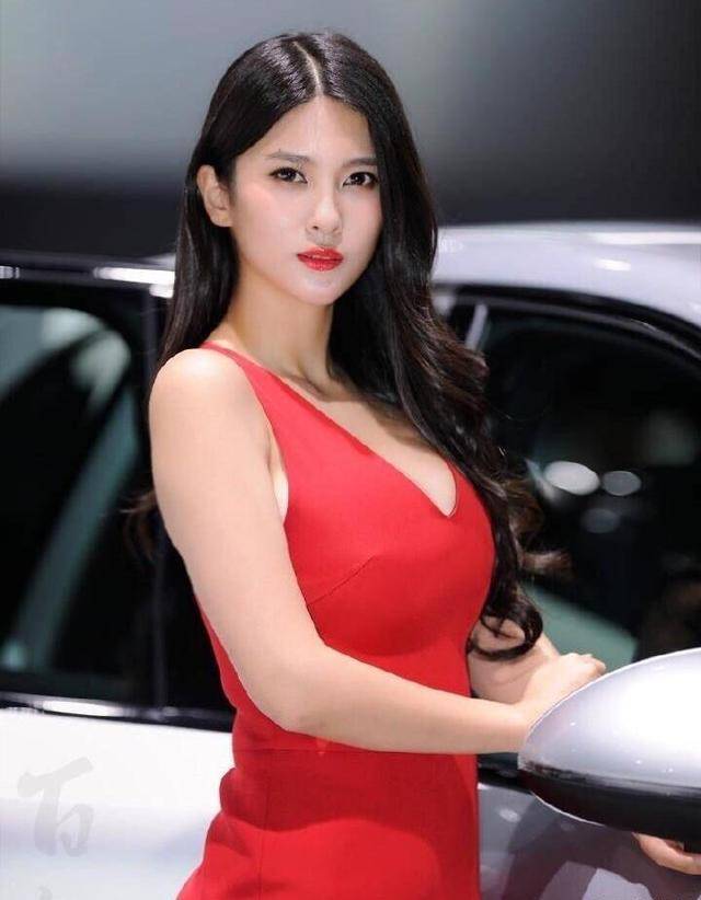 原创29岁钟鹿纯近照曝光身材时尚不输卡戴珊曾与cba球星恋爱