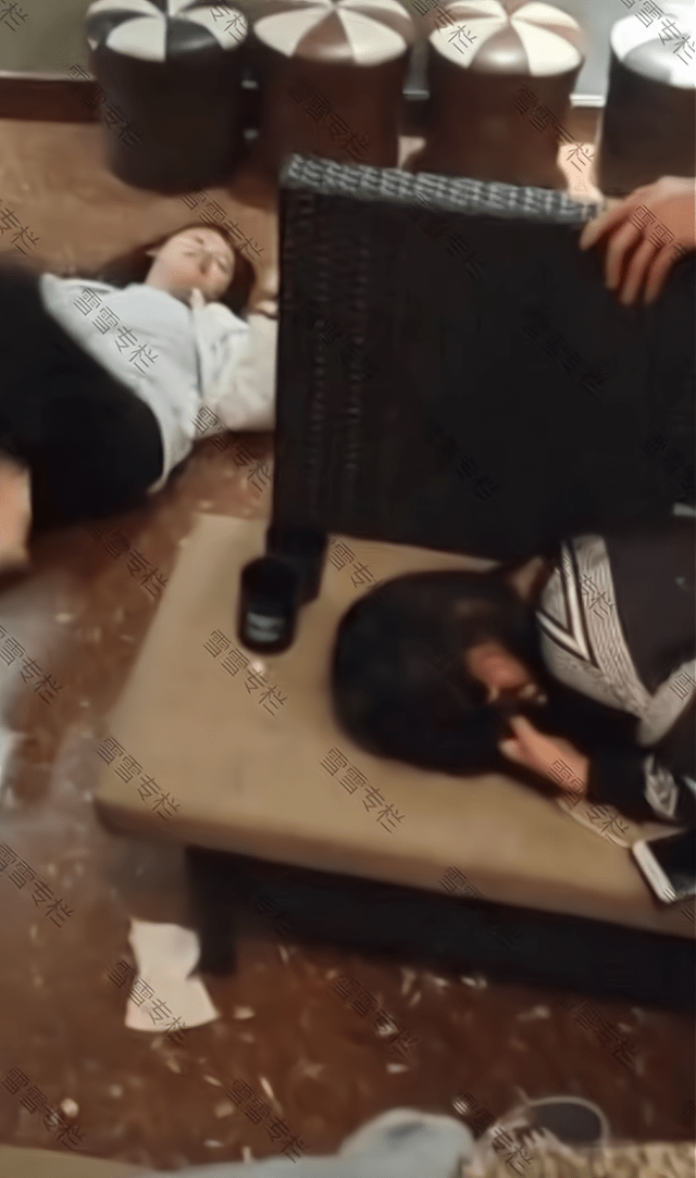 回顾两女孩醉酒,其中一个在地上滚,另外一个躺着不动