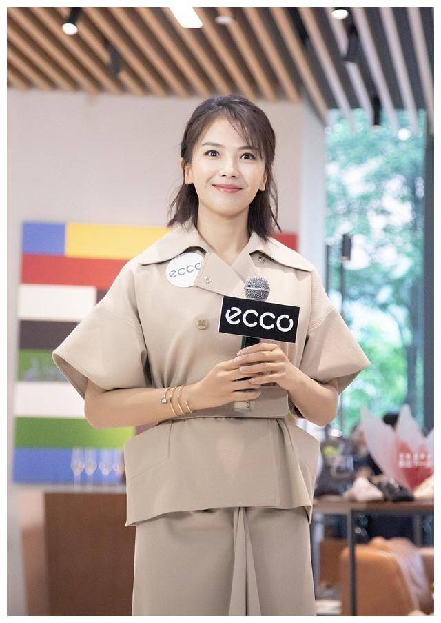 这是120斤的刘涛?穿高跟鞋配套装裙,照样勒出20厘米小腰