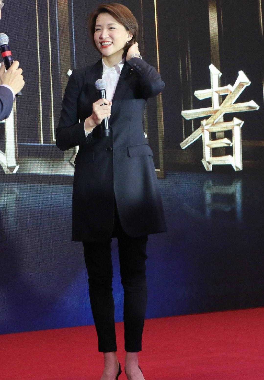 多了一些知性优雅的气质,下半身搭配黑色的紧身裤更是秀出纤细的双腿