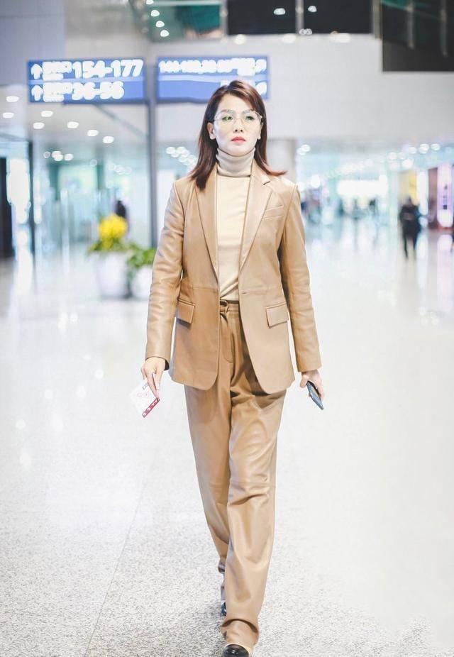 原创33岁杨幂与41岁刘涛同穿奶茶色西装气场和气质碰撞差别大