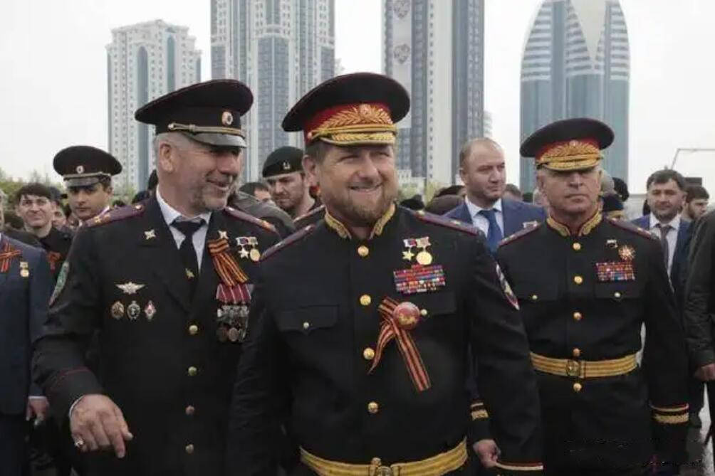 唯一被授予中将军衔的总统,在位十五年,坚决反对西方_卡德罗夫_共和国