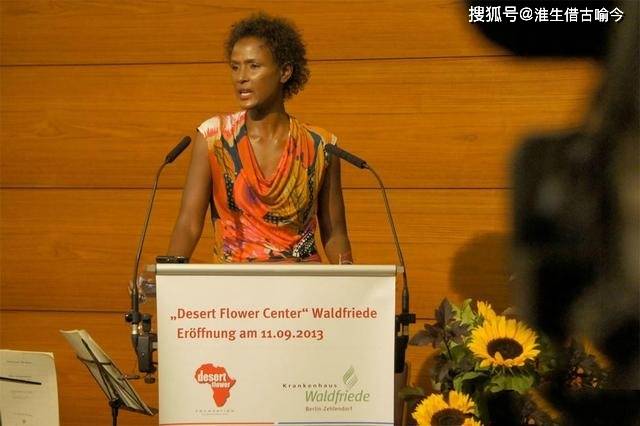 牧羊女出身,13岁逃婚,终成世界超模_华莉丝·迪里_女性_父亲