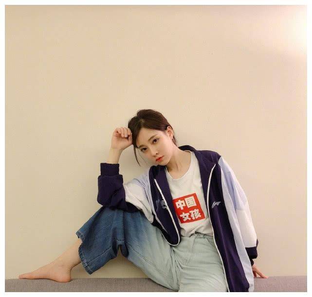 冯提莫的私服好潮穿破洞流苏牛仔衣配条阔腿裤好可爱