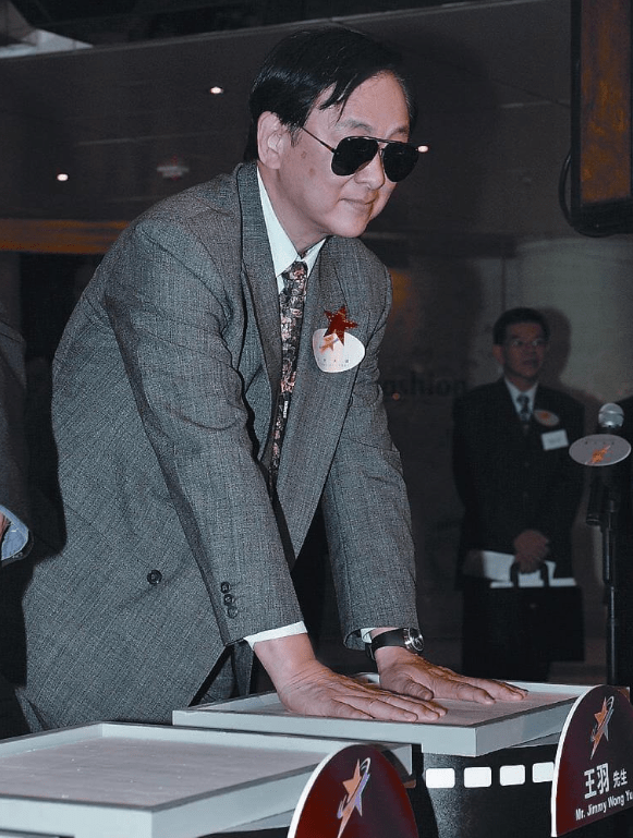 原创王羽离世后女儿向俩看护下跪叩头感谢生前已失智留下逾3亿遗产