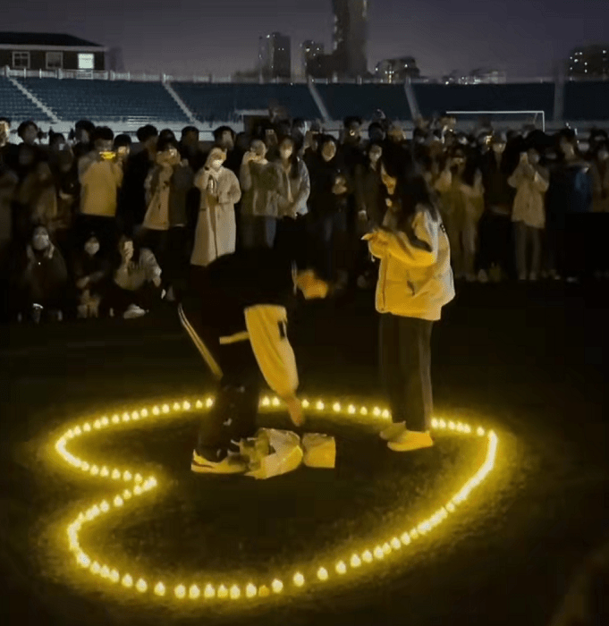 在大学的校园内,表白的现象接连不断,不过,学弟向学姐表白的现象并不