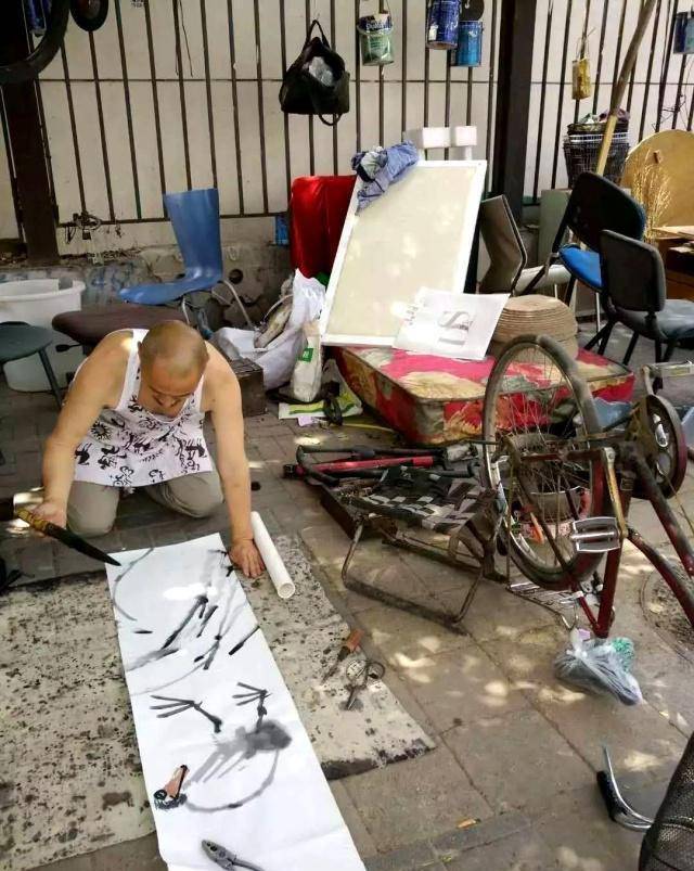 修车大爷趴地上画画,自称超越齐白石,网友:与范曾有一拼_画作_石溪