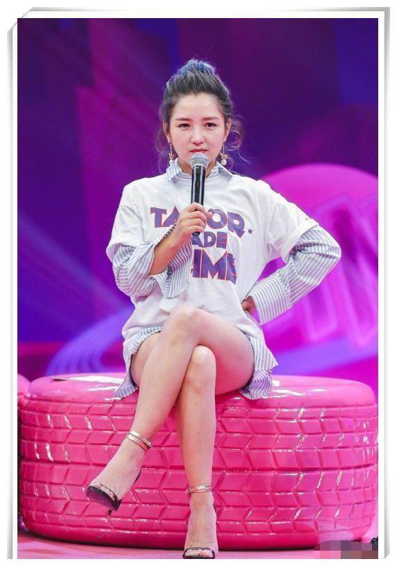 何洁三胎后穿抹胸裙开场,上身都要撑爆了,网友:敢呼吸吗?