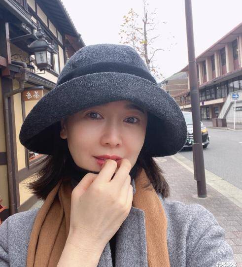 42岁左小青近照长腿抢镜,风韵犹存不输许晴,嫁大20岁富豪太低调_身材_