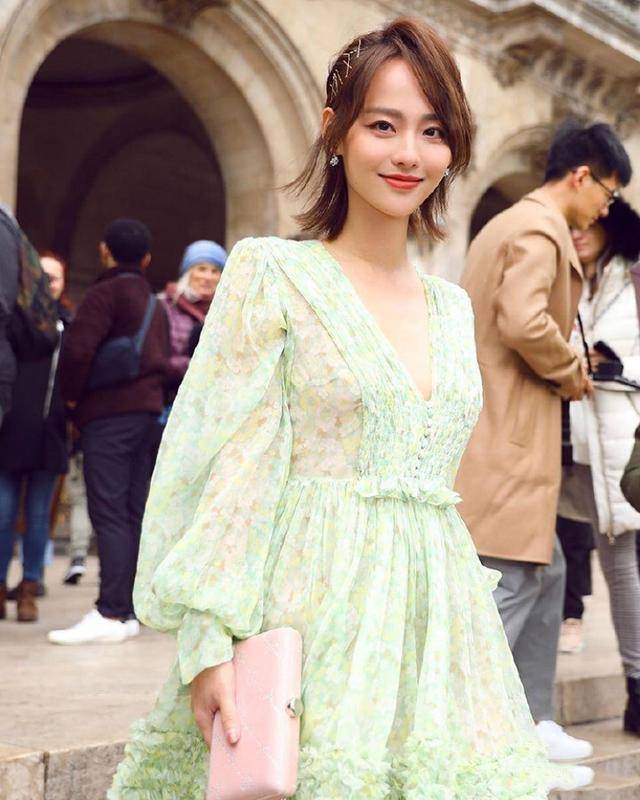 原创张嘉倪在外国真敢穿真空穿绿色透视深v连衣裙美得不像话