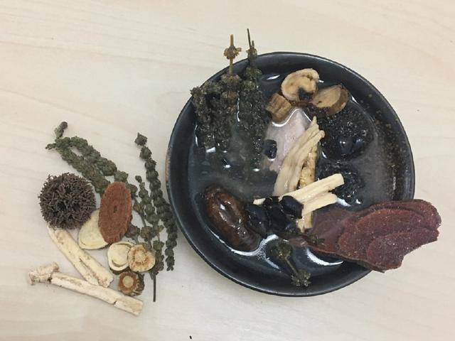 5钱,荆芥1钱,防风1钱,姜4片乌豆衣鸡血藤蝉蜕苦参白鲜皮路路通荆芥