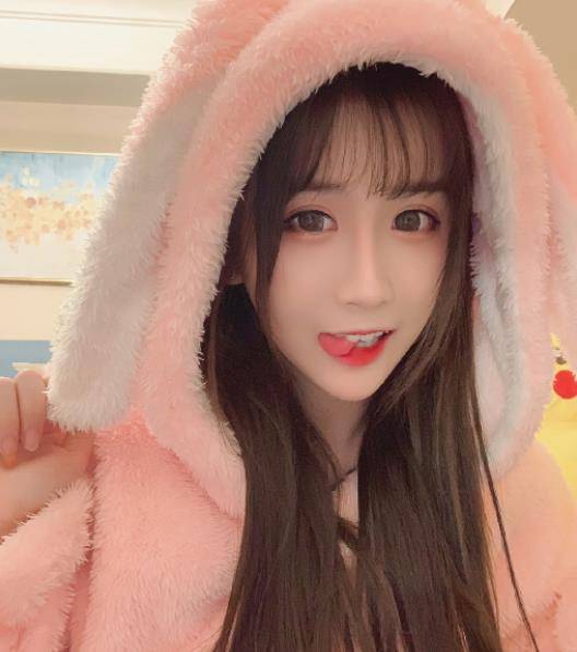 杨清柠18岁学生照曝光,看到呆萌清纯的颜值,真的有