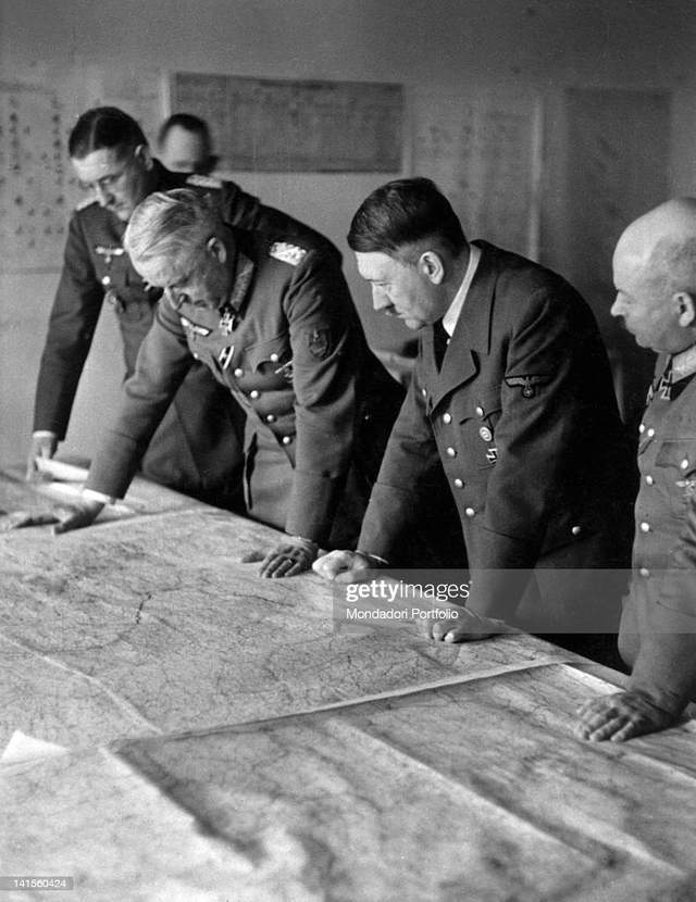 希特勒不信任他的将军,包括曼施坦因,因为他们在战略问题上与他意见相
