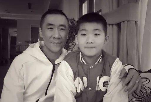 她是章子怡嫂子,嫁大10岁老公当老板娘,险因汪峰致姑嫂反目_殷旭_恋情