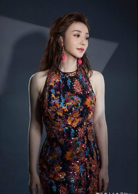 40岁柳岩又美出新高度,湿发造型美颜暴击,白裙开叉到大腿根部_时尚