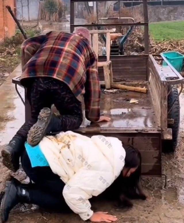 女子带母亲外出跪在地上当板凳让母亲踩着自己上车画面感人